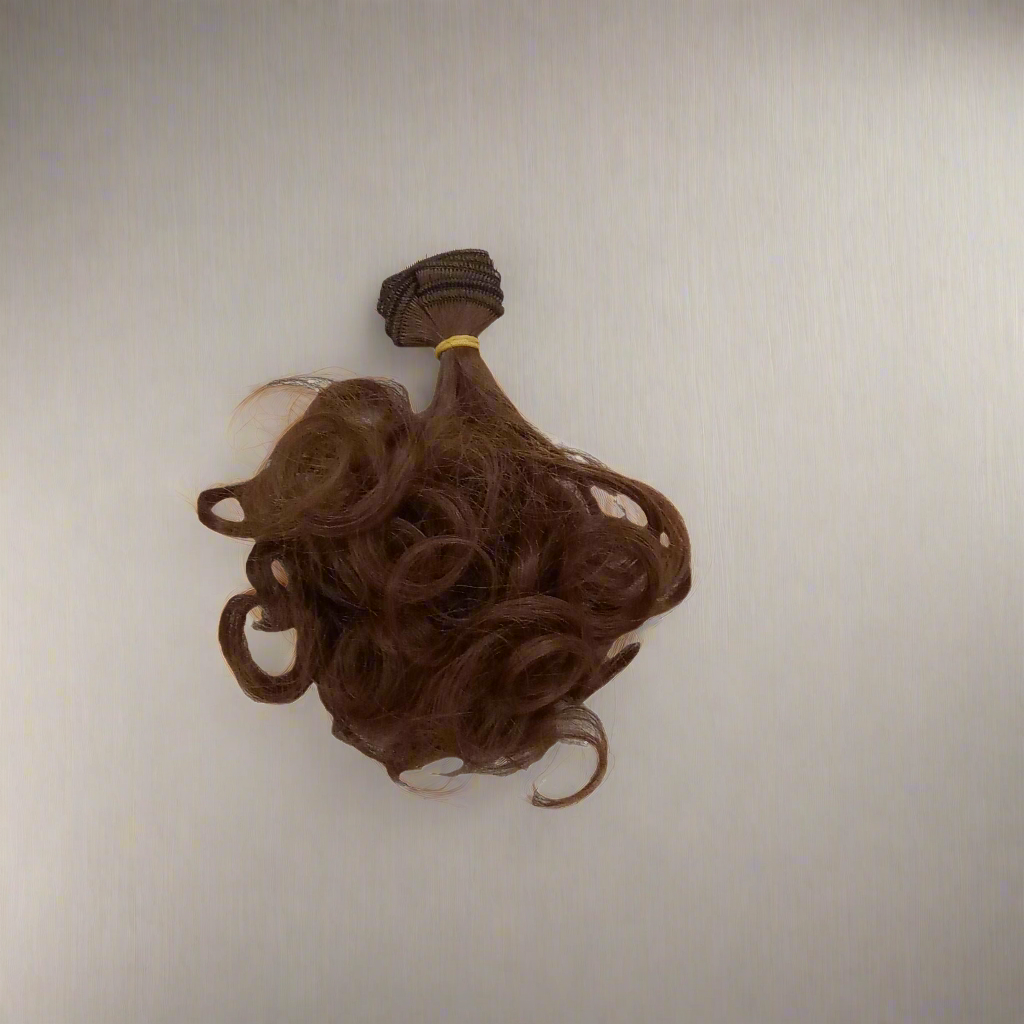 Capelli ricci marroni bambola