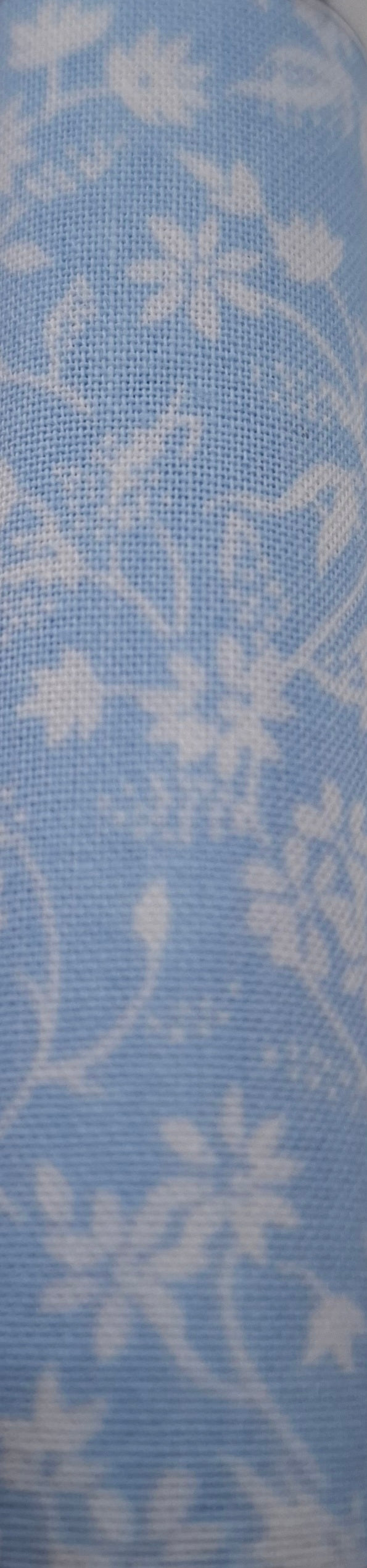 Tessuto azzurro fiori bianchi 
