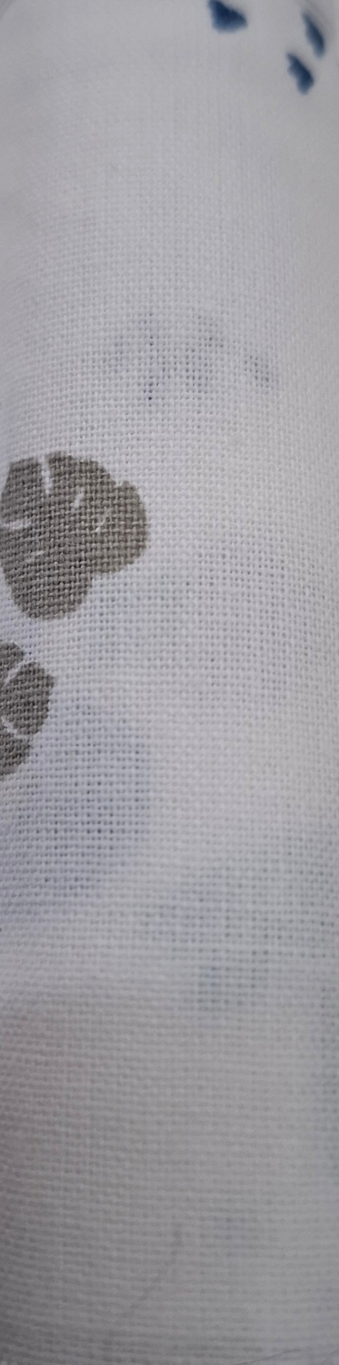 Tessuto bianco foglie grigie 