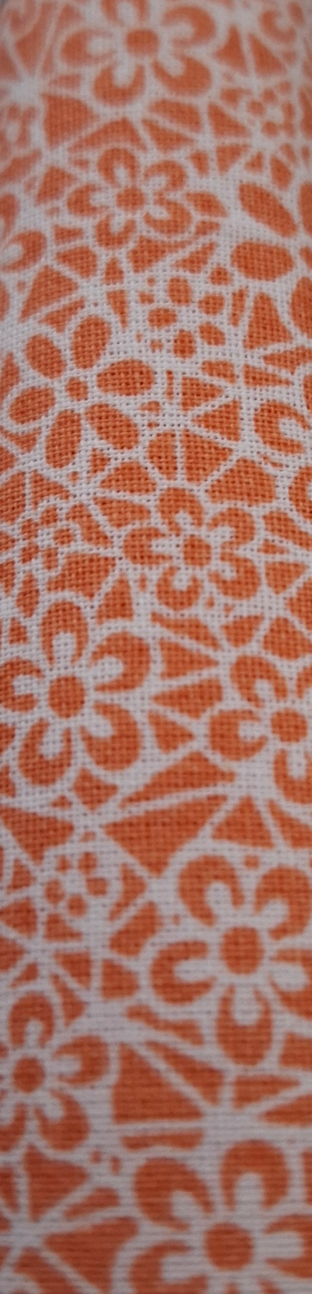 Tessuto arancione fiori bianchi 