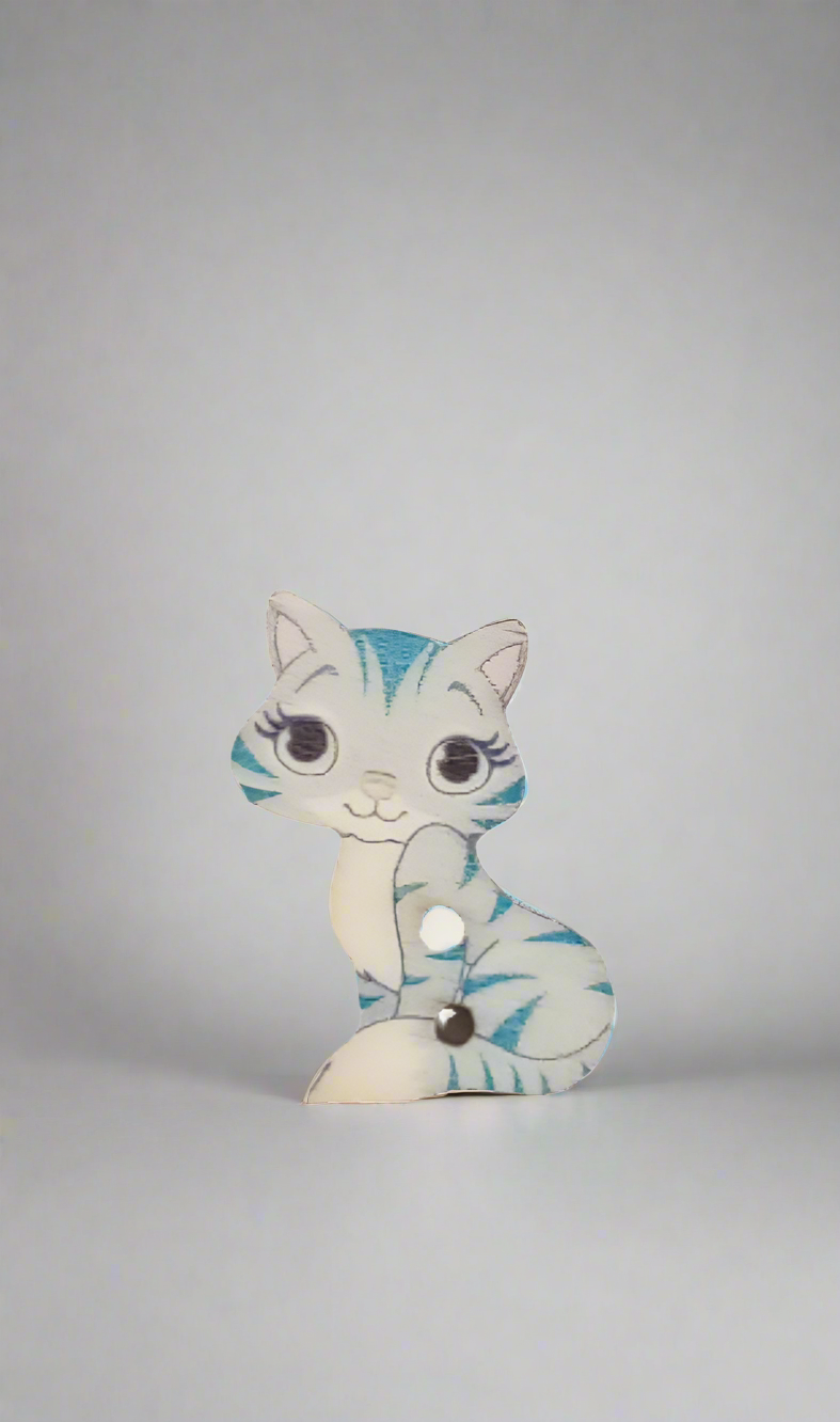 Bottone gatto seduto azzurro