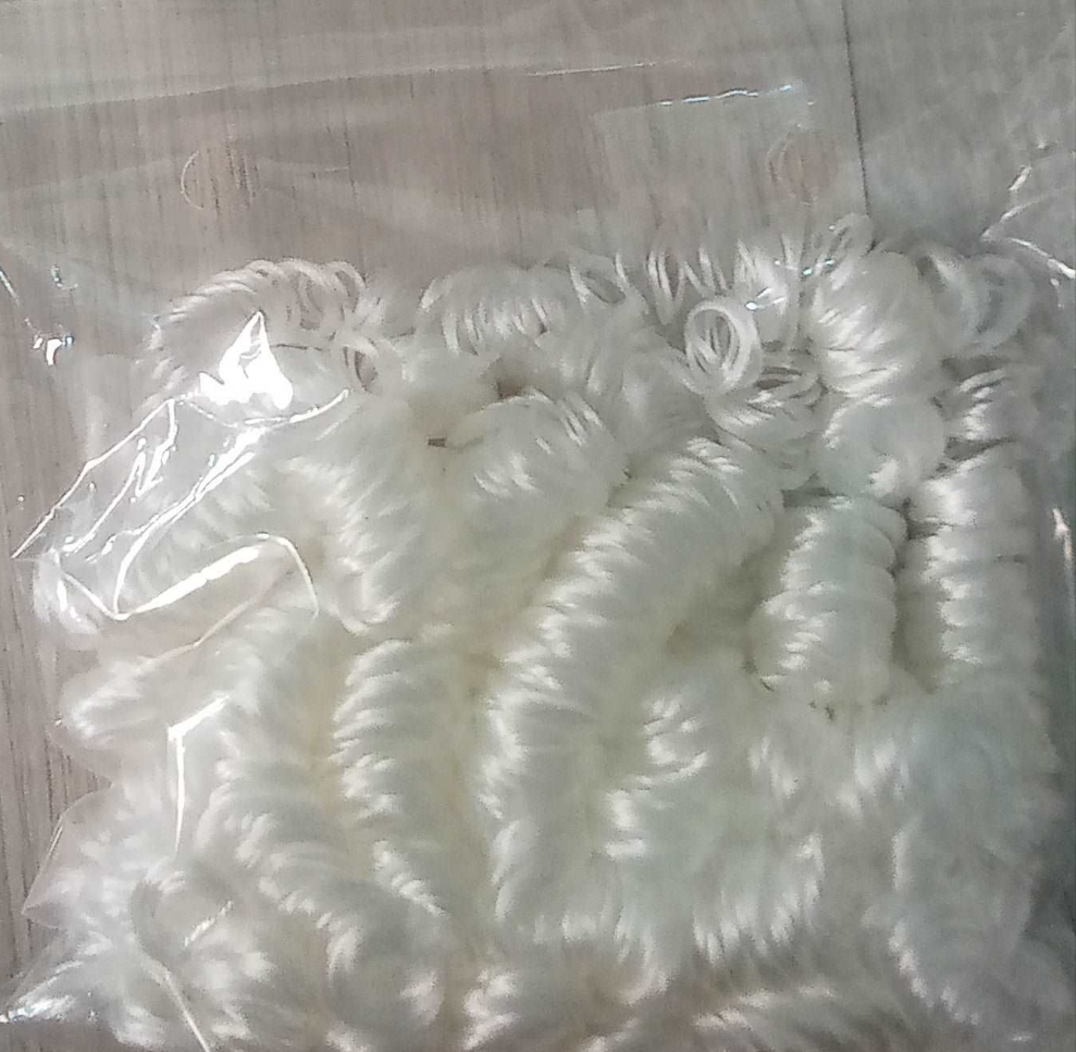 Capelli ricci piccoli bambole bianco