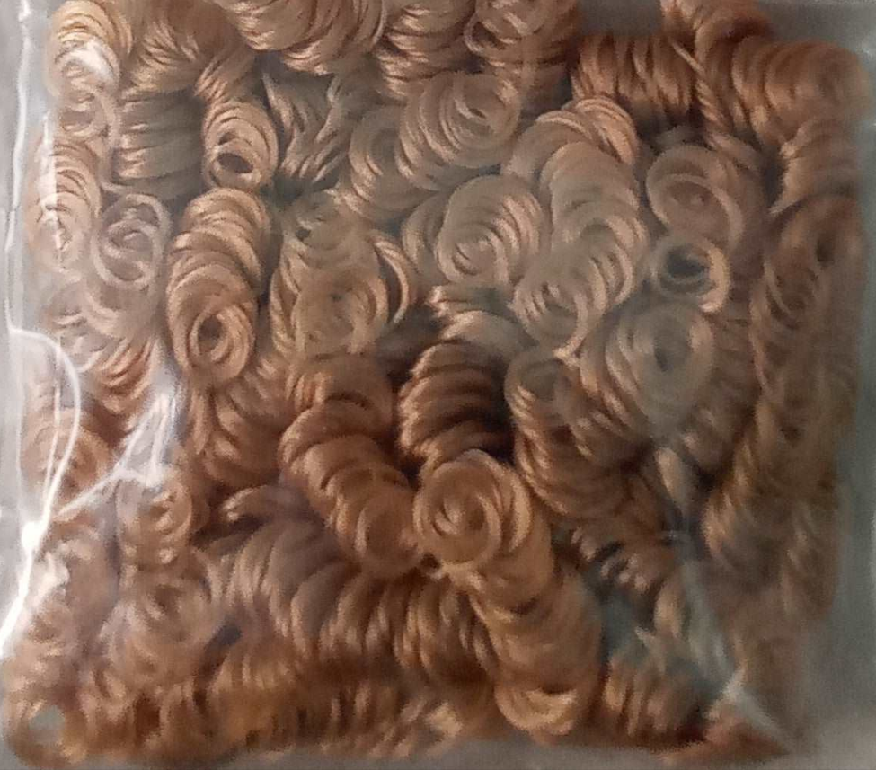 Capelli ricci piccoli bambole biondo scuro