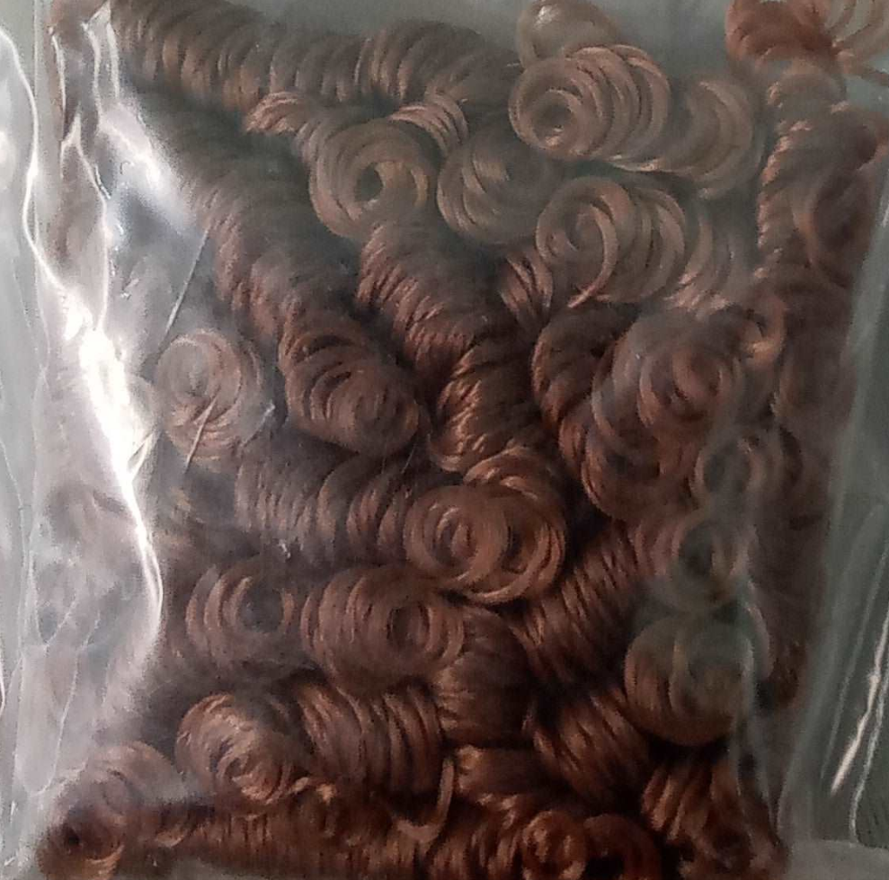 Capelli ricci piccoli bambole marrone