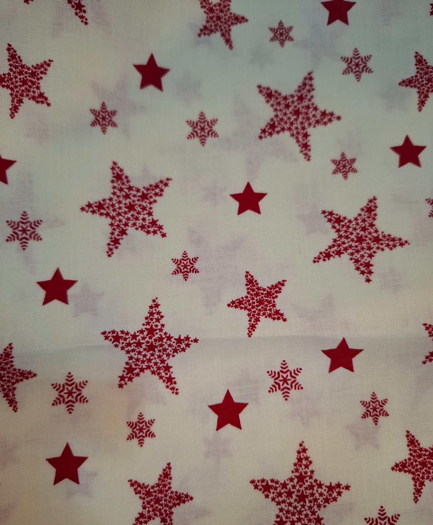 Tessuto panna stelle rosse