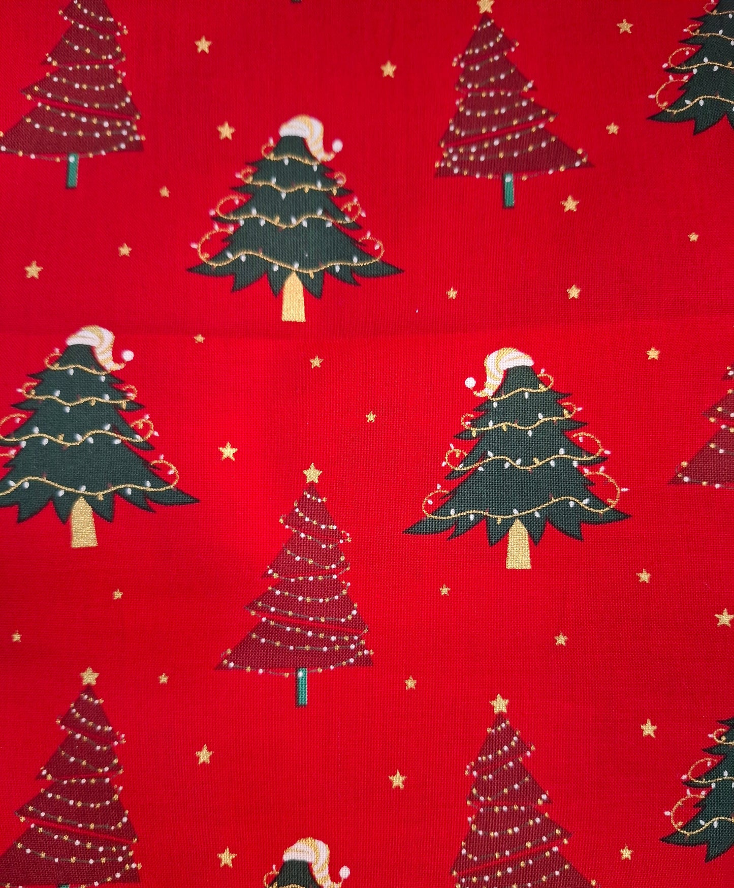 Tessuto rosso con alberi di natale
